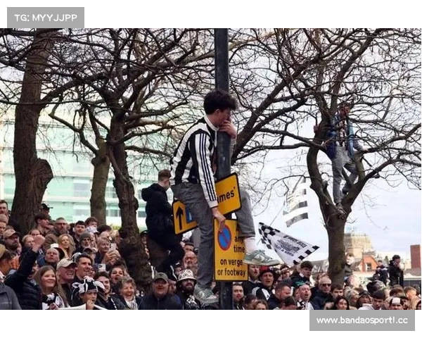 纽卡夺英联杯冠军庆祝游行吸引约20万球迷热情参与 纽卡夺英联杯冠军庆祝游行吸引约20万球迷热情参与