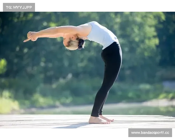 夏日金发甜心穿棒球外套加油助力你我共创辉煌 夏日金发甜心穿棒球外套加油助力你我共创辉煌