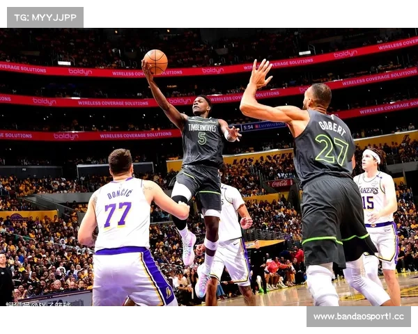 NBA总决赛首战失利球队士气受挫全员面临巨大压力和挑战 NBA总决赛首战失利球队士气受挫全员面临巨大压力和挑战