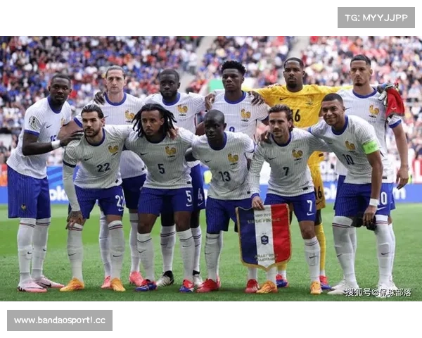 法国队完成绝杀震撼全场 球迷狂欢彻夜不息庆祝辉煌时刻 法国队完成绝杀震撼全场 球迷狂欢彻夜不息庆祝辉煌时刻