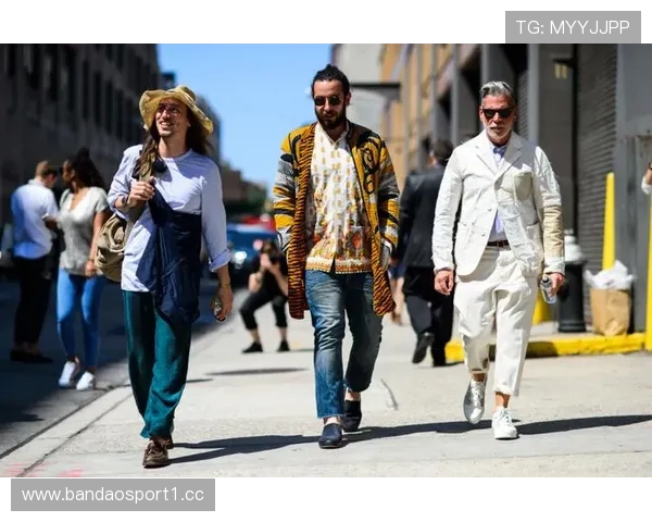 夏日金发甜心穿棒球外套展现青春活力 仿佛为加油却像是拍摄时尚画报